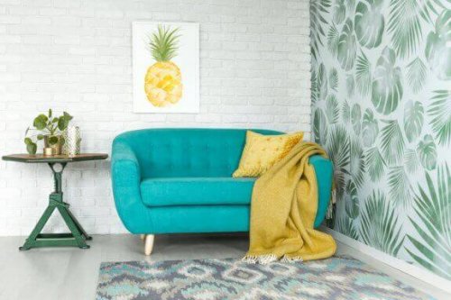 tyrkis sofa med gult tæppe