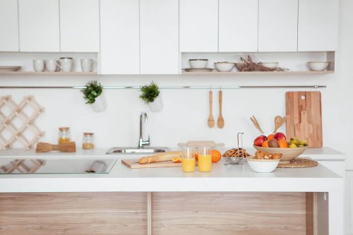 10 måder til at få dit køkken til at virke større