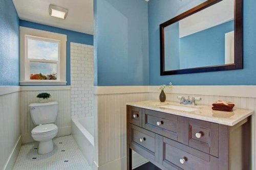 badeværelse i hvid og blå