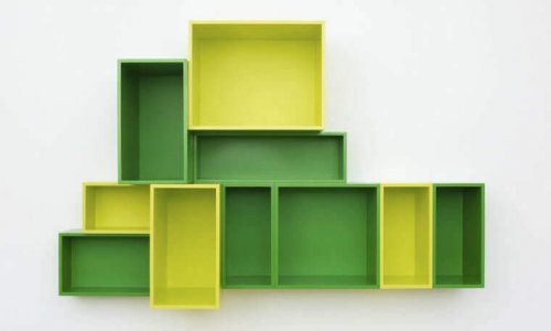 firkantede hylder i grøn og gul