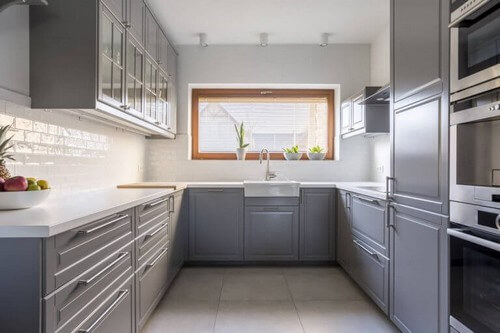 grå nuancer i monokrome køkkener