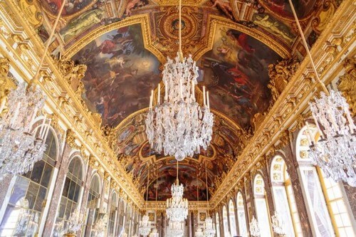 Store lysekroner er et must i en Versailles-indretning 