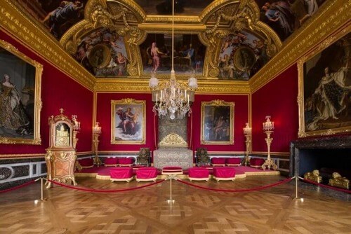 Den røde farve er et must i en Versailles-indretning 