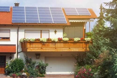 Solcellepaneler på taget giver hjemmet energi