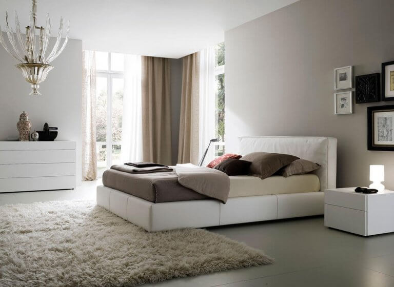 en minimalistisk indretning af et soveværelse