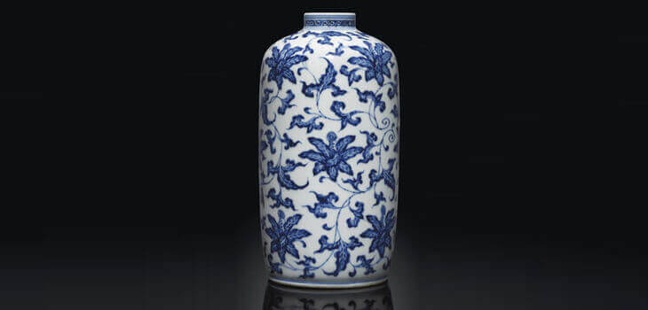 hvid vase med blå blomster