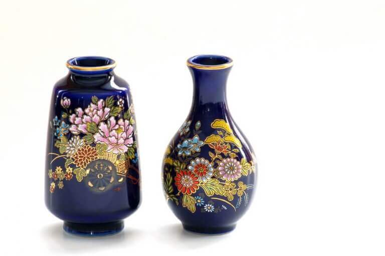 kinesiske vaser i mørkeblå med blomster