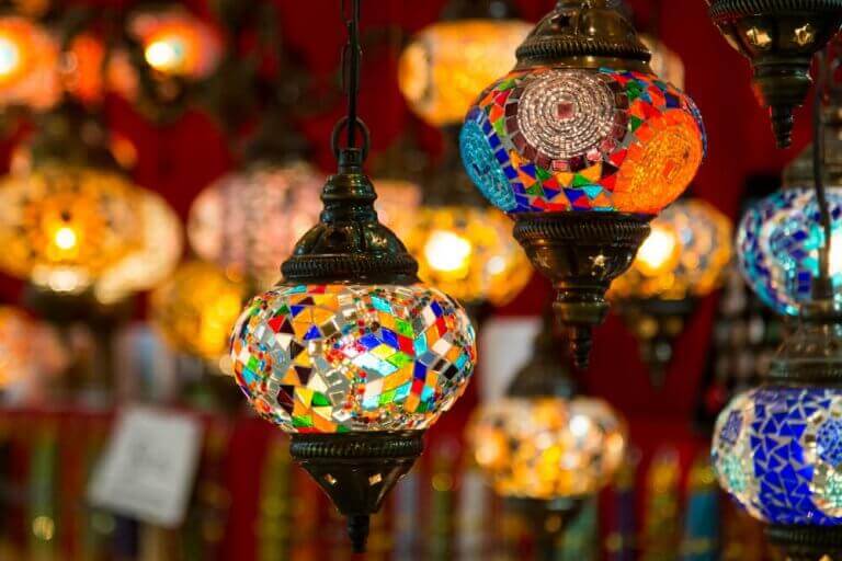 lamper fra forskellige steder i forskellige farver