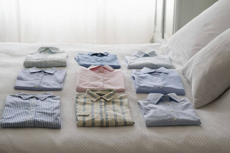 skjorter foldet på en seng