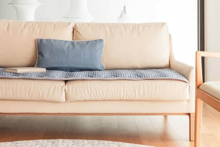 sofa med cremefarve