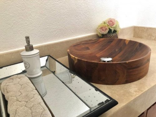 badeværelsesvask af træ