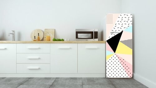 Køleskab med geometrisk vinyldesign 