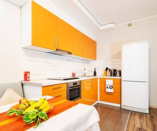 Køkken indrettet med orange nuancer 