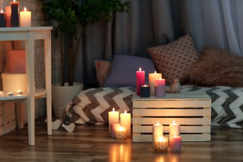 stearinlys i stue som dekorativt element