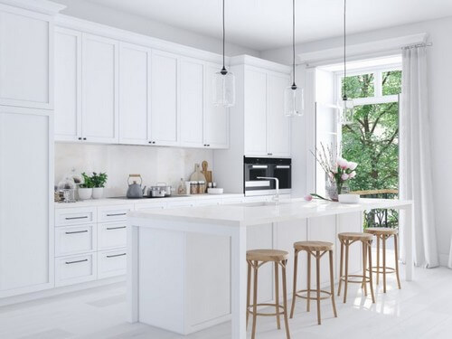 Hvidt køkken med naturligt lys