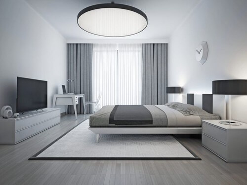 Soveværelse med hvide, sorte og grå nuancer 