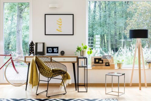 minimalistisk skrivebord på hjemmekontor