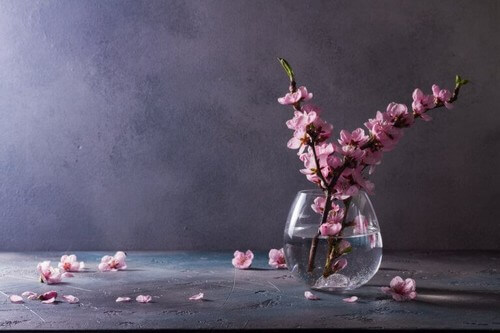 Rund vase med smukke blomster 