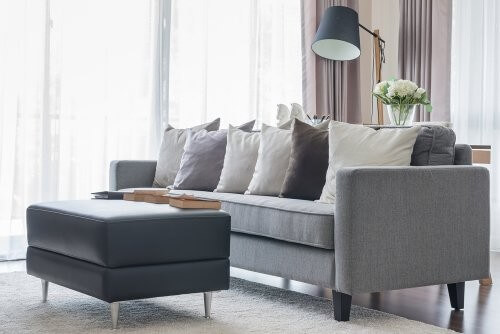 Indret din dagligstue med grå sofaer