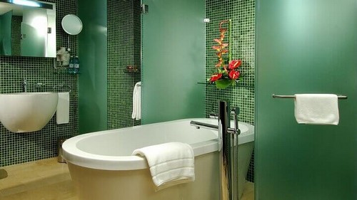 Et badeværelse i en grøn farve