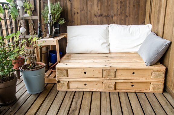 Træpaller kan bruges til at bygge en sofa til terrassen..