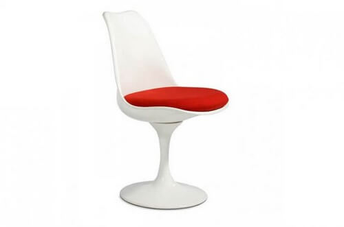 Stolen har røde og hvide farver