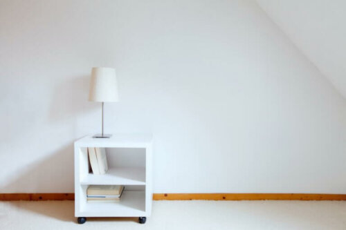 hvide sengeborde fås også i en simpel minimalistisk stil