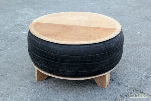 Taburet lavet af træplade og gammelt bildæk 