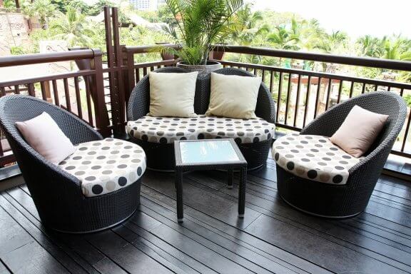 Kurvemøbler kan være en god mulighed for udendørs sofaer.