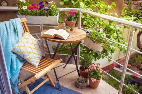 Hyggelig balkon med bog på bordet