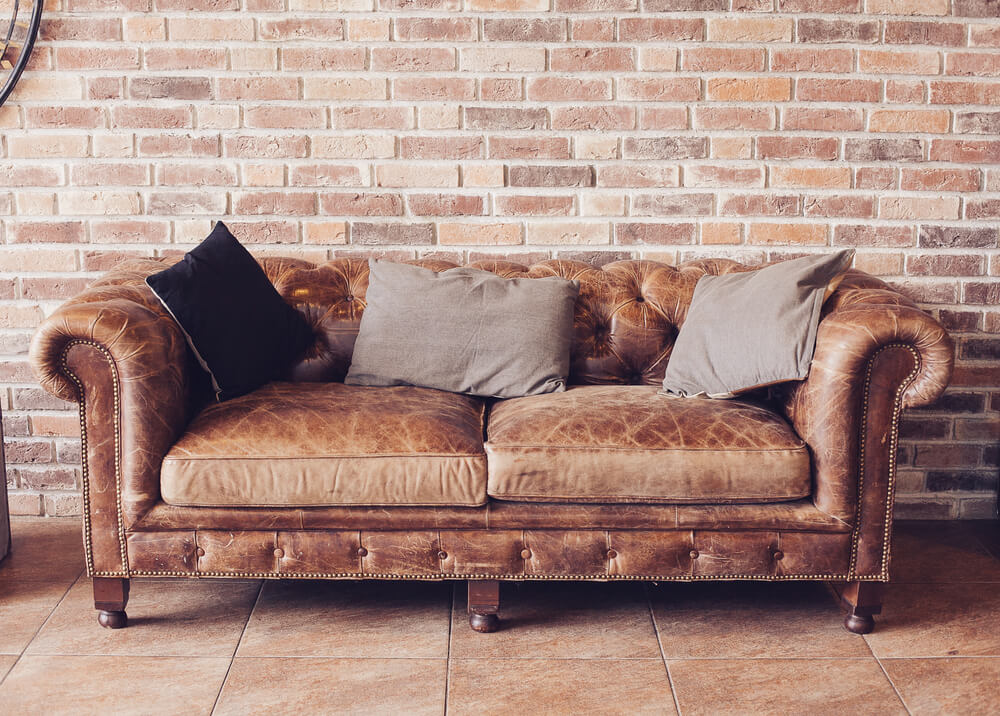 brun sofa i læder