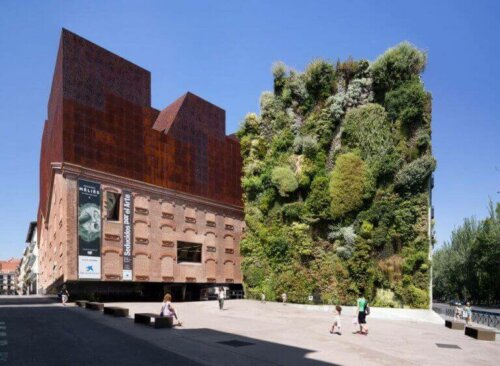 et eksempel på en af de mange smukke bygninger i Madrid er Caixaforum
