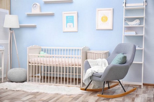 En ompolstret stol på babyværelset 