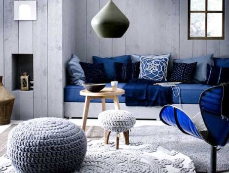indretning af stue med blå farver