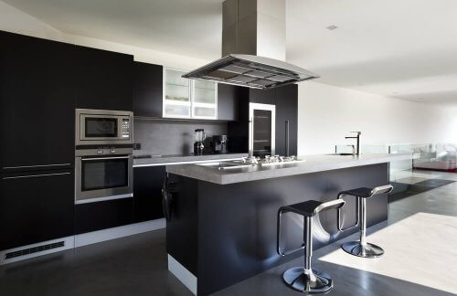 Køkken indrettet med sort som den primære farve