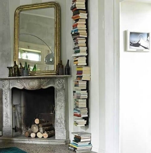 Bøger placeret lodret op ad væggen