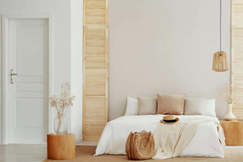 flot soveværelse i neutrale farver med træmøbler