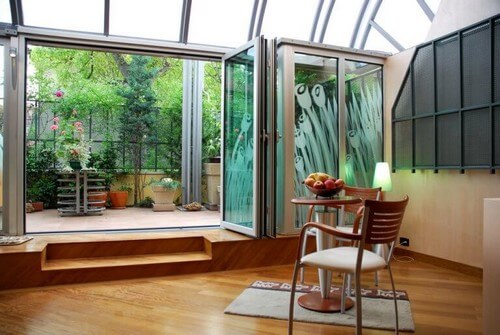 Glasvæg, der adskiller udendørs- og indendørsområde