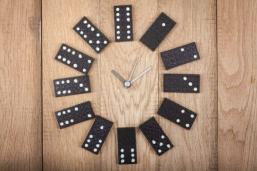 gamle spillebrikker kan bruges til at lave ure. her ses et ur af dominobrikker