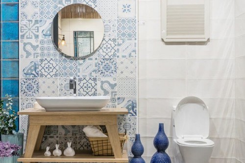 Blå og hvide badeværelsesfliser i middelhavsstil 