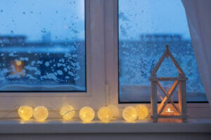 julelys i vinduet