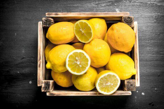 kasse med citroner