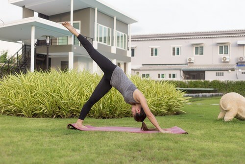 Kvinde dyrker yoga udenfor 