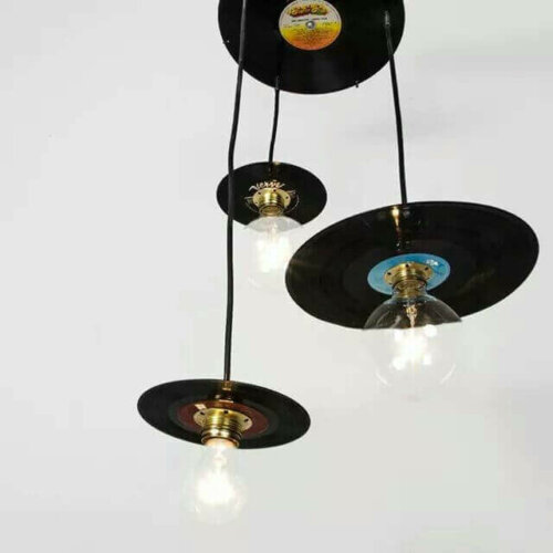 lamper der hænger i plader, er eksempel på møbler der kan indgå i en rockmusikstil
