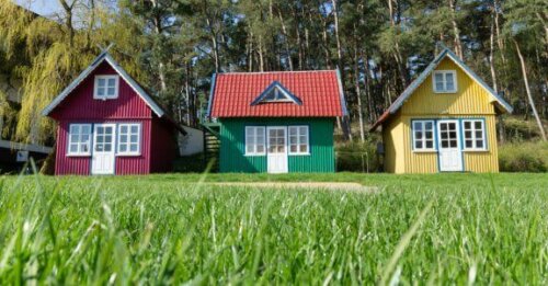 små huse i forskellige farver