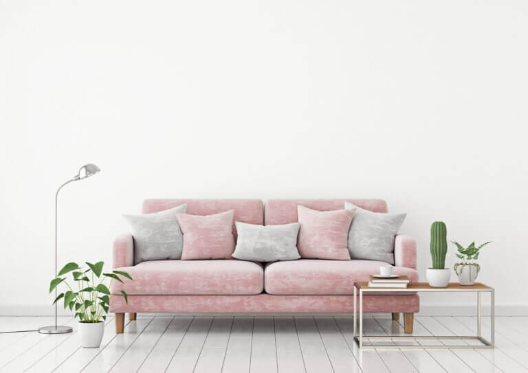 sofa i stue med pastelfarver