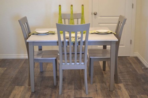 Spisebordsstole gendannet ved hjælp af kridtmaling 