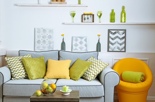 Stue med grønne og gule elementer 