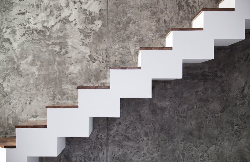 Svævende trapper kan være lavet af træ, glas, metal, beton eller næsten ethvert andet materiale.