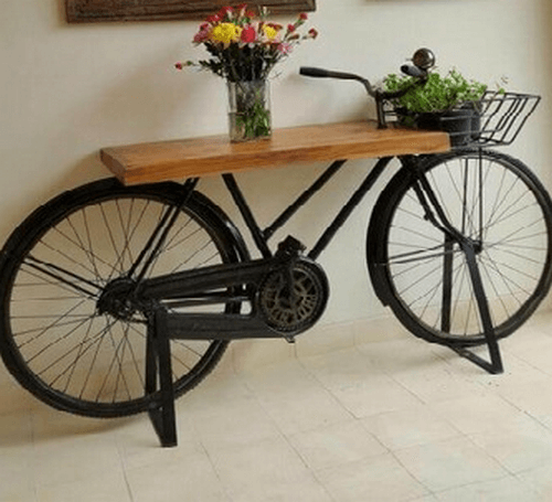 Cykel brugt som et bord i entréen 